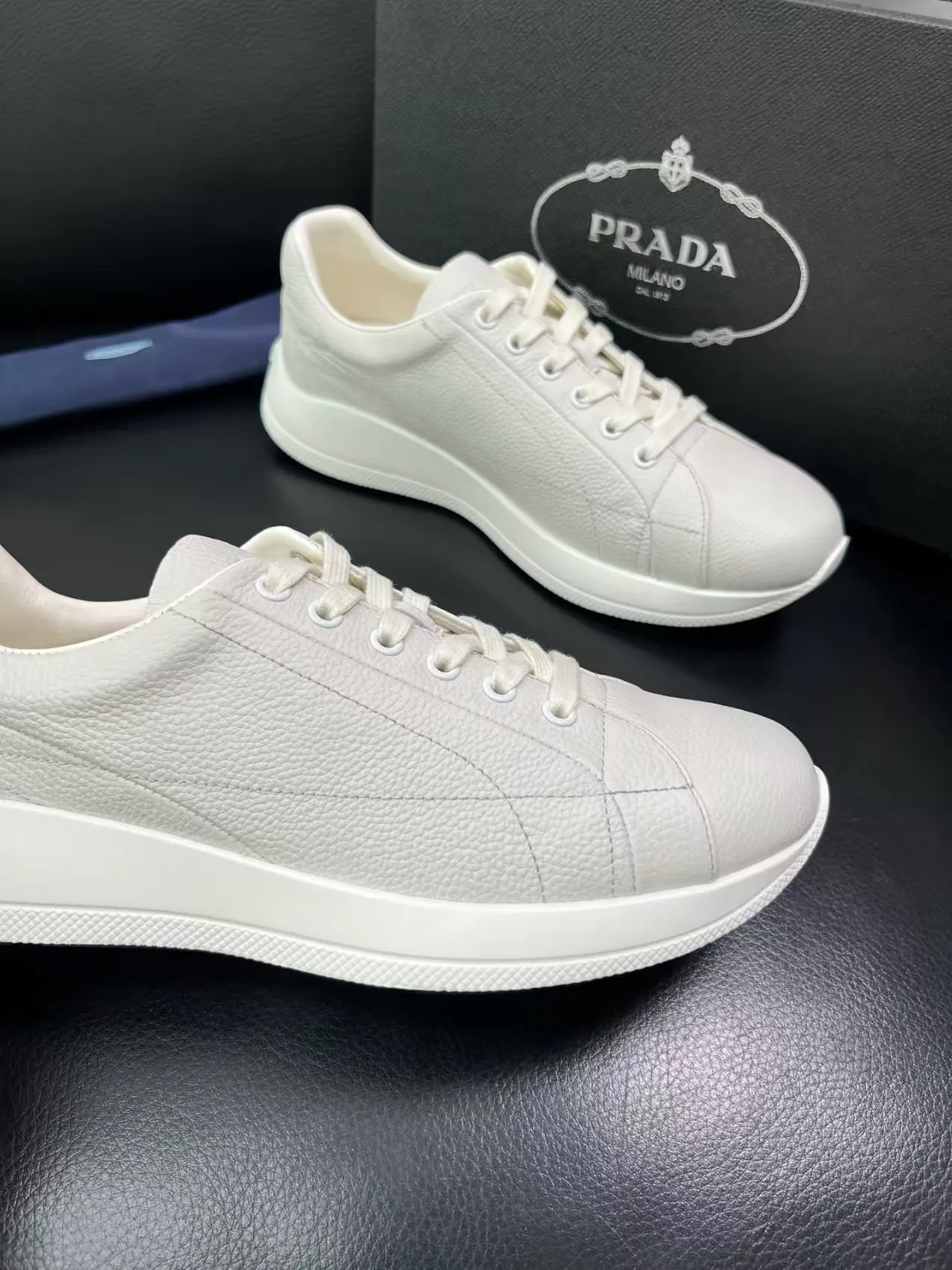 P440 38-45 Prada Prada’s new men’s leather sneakers, the highest version on the market, any comparison is welcome🆚! The original leather has excellent texture and is super high-end! Fetal sheep net lining imported from Italy, removable pad! Luxurious materials and fine workmanship, highly recommended! No. 058